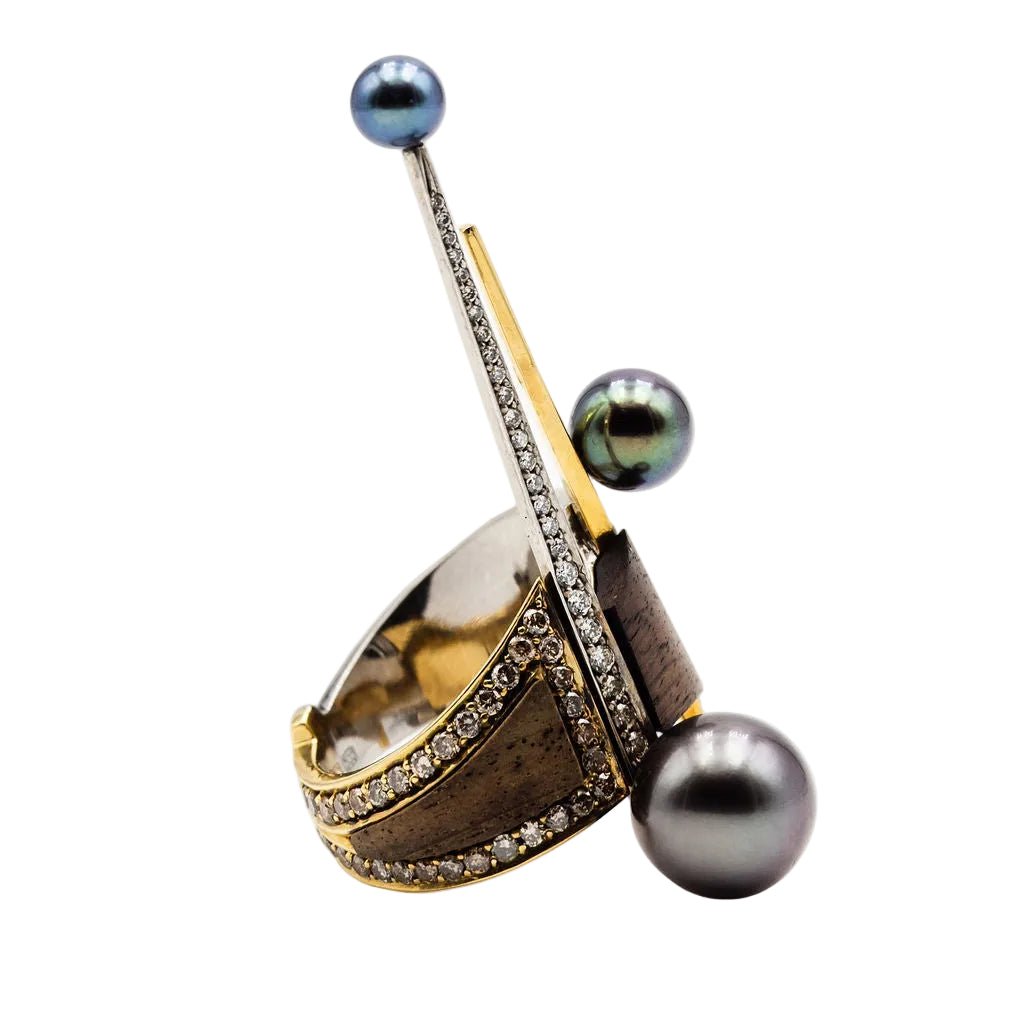 Bague en or jaune, or blanc, perles, essences boisées et diamants - Castafiore