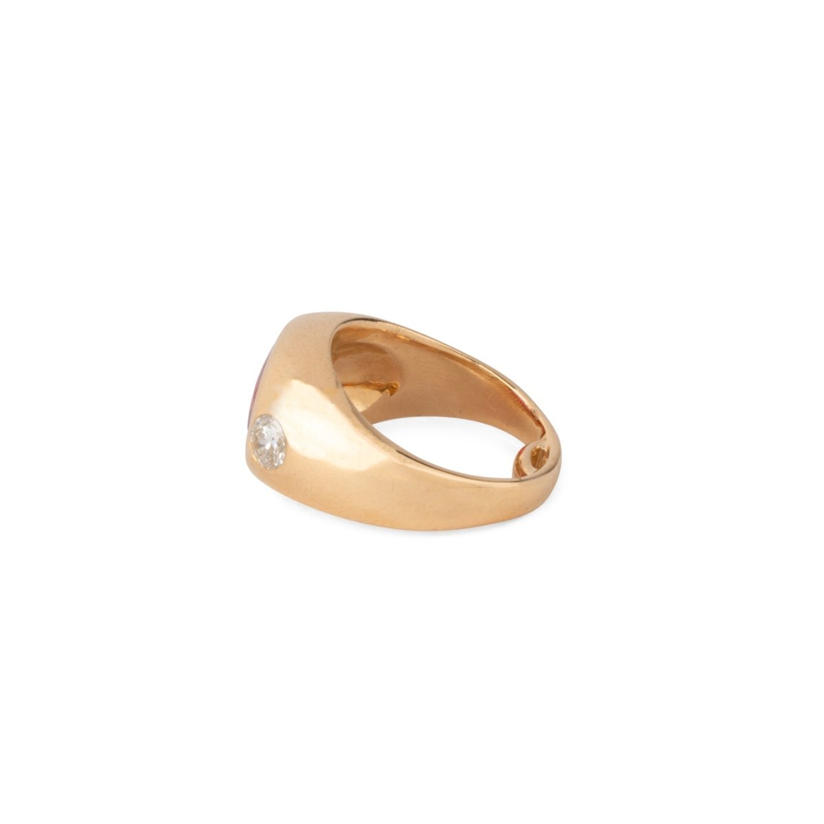 Bague en or jaune ornée d'un rubis épaulé de 2 diamants - Castafiore