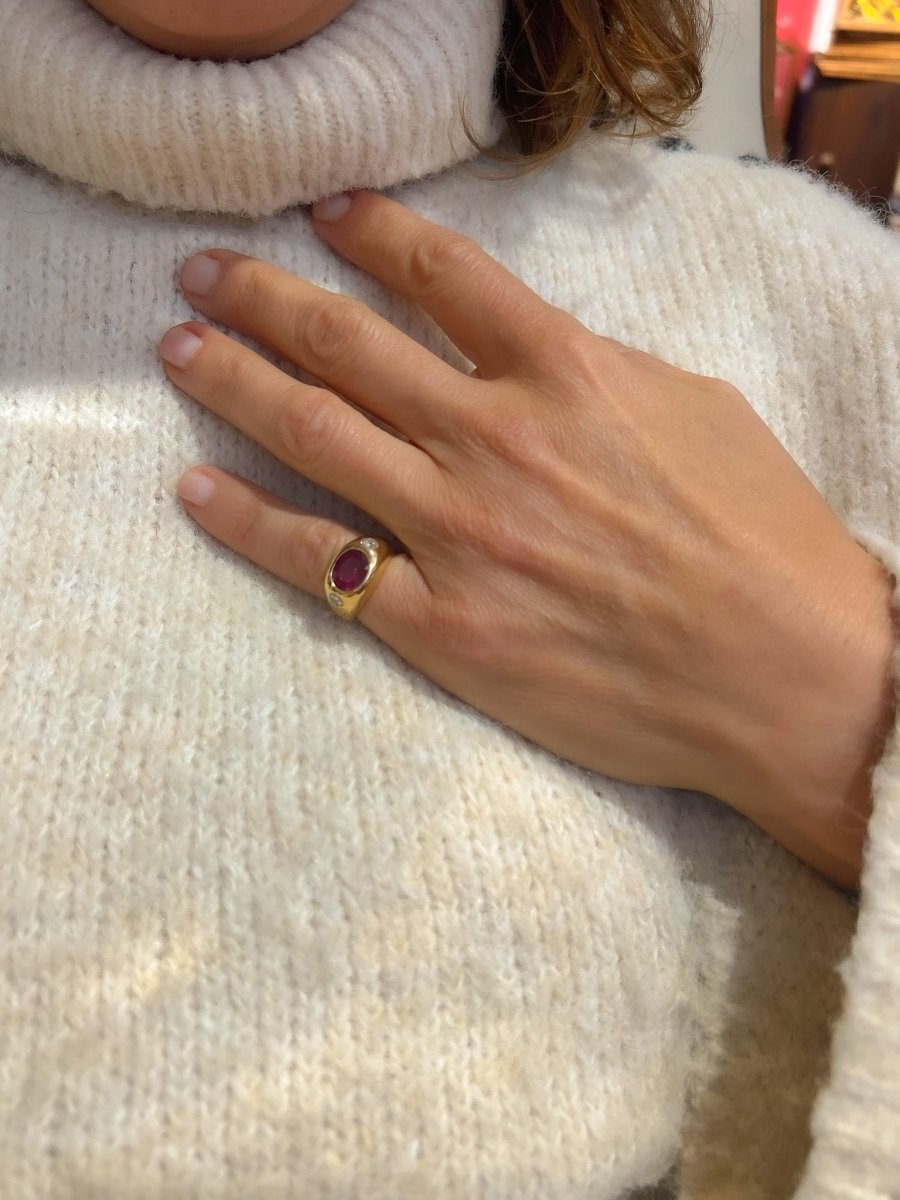 Bague en or jaune ornée d'un rubis épaulé de 2 diamants - Castafiore