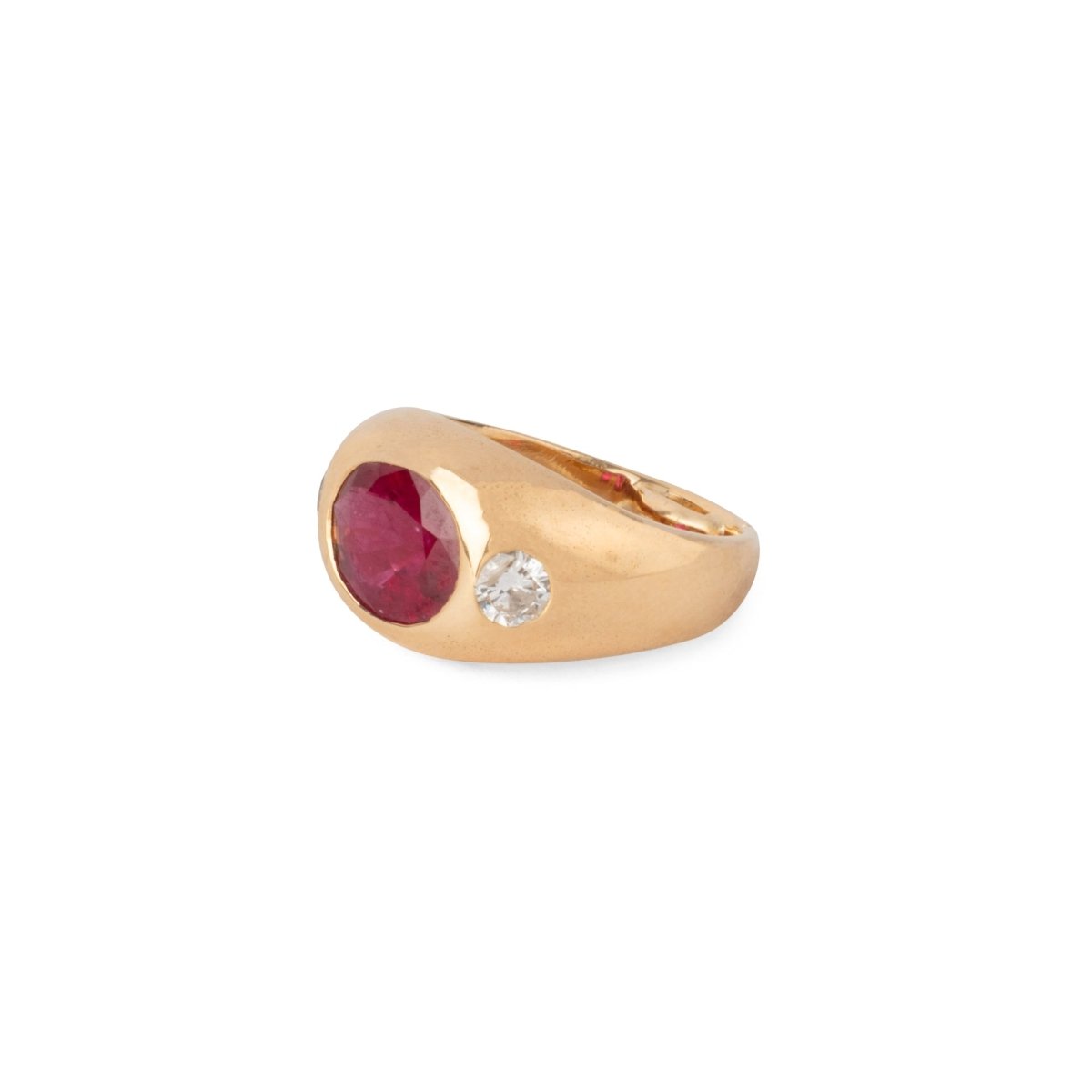 Bague en or jaune ornée d'un rubis épaulé de 2 diamants - Castafiore