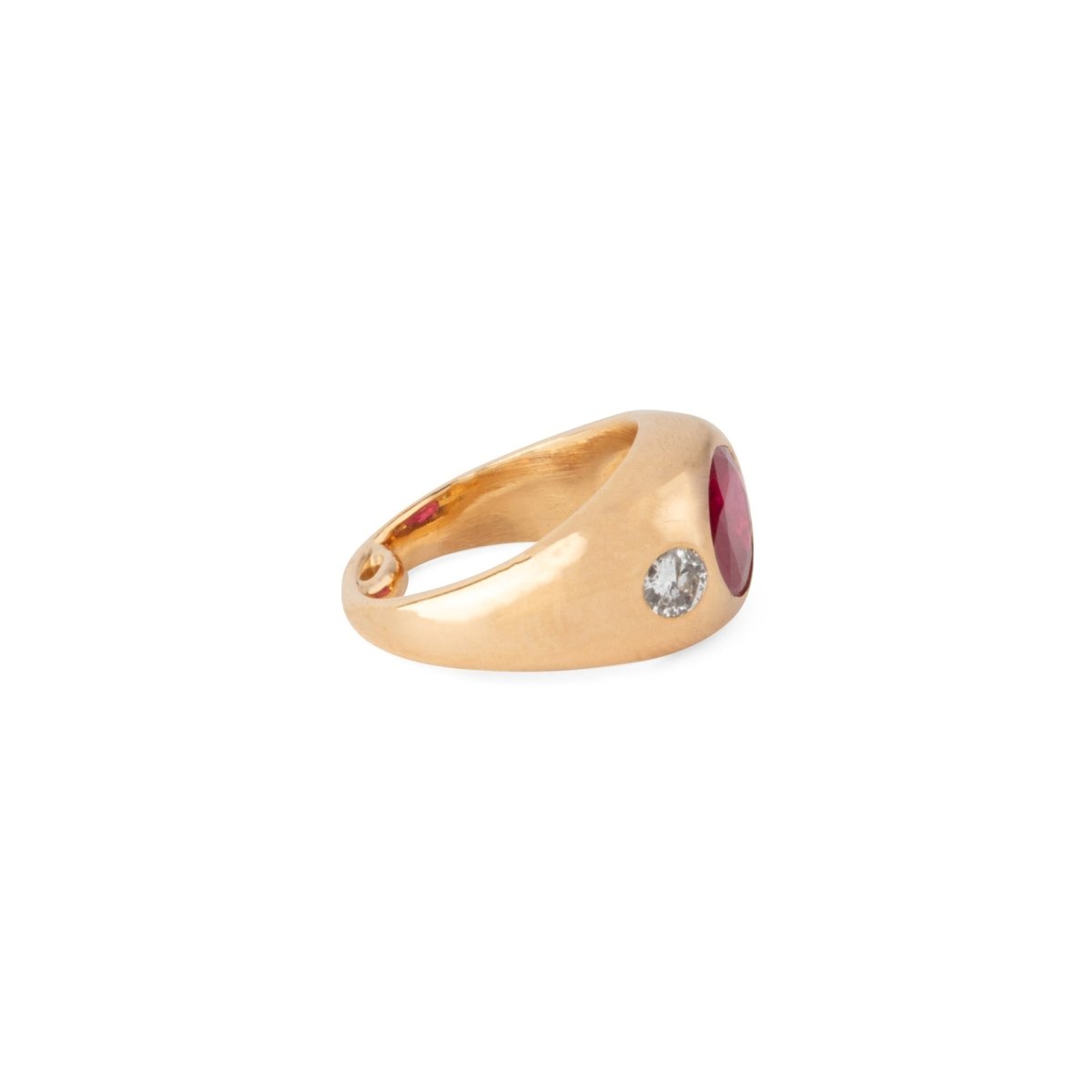 Bague en or jaune ornée d'un rubis épaulé de 2 diamants - Castafiore