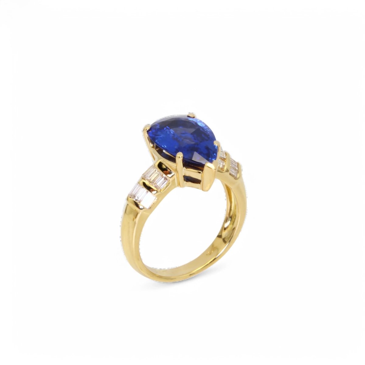 Bague en or jaune ornée d’un saphir bleu Ceylan et de diamants. - Castafiore