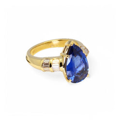 Bague en or jaune ornée d’un saphir bleu Ceylan et de diamants. - Castafiore