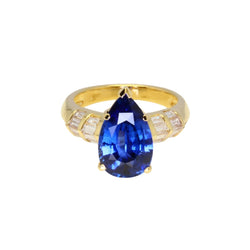 Bague en or jaune ornée d’un saphir bleu Ceylan et de diamants. - Castafiore