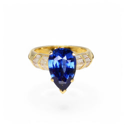 Bague en or jaune ornée d’un saphir bleu Ceylan et de diamants. - Castafiore