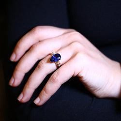 Bague en or jaune ornée d’un saphir bleu Ceylan et de diamants. - Castafiore