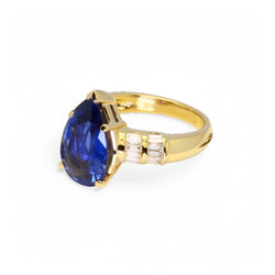 Bague en or jaune ornée d’un saphir bleu Ceylan et de diamants. - Castafiore