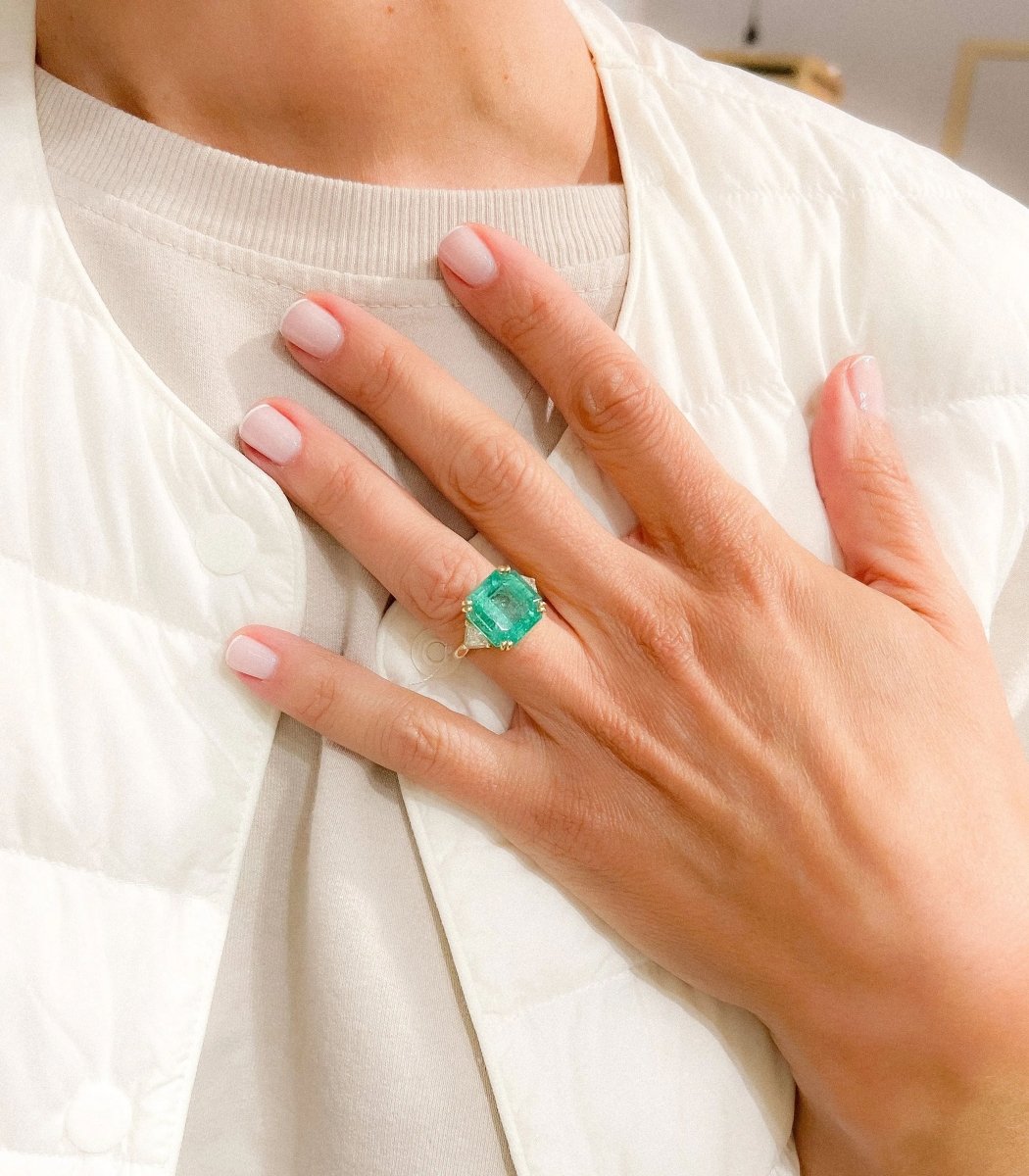 Bague en or jaune ornée d'une émeraude taille émeraude épaulé de diamants triangles - Castafiore