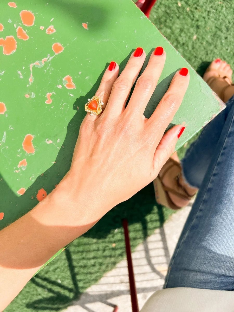 Bague en or jaune ornée d'une opale de feu en pain de sucre - Castafiore