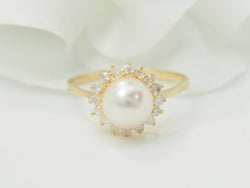 Bague en or jaune, perle de culture et diamants - Castafiore