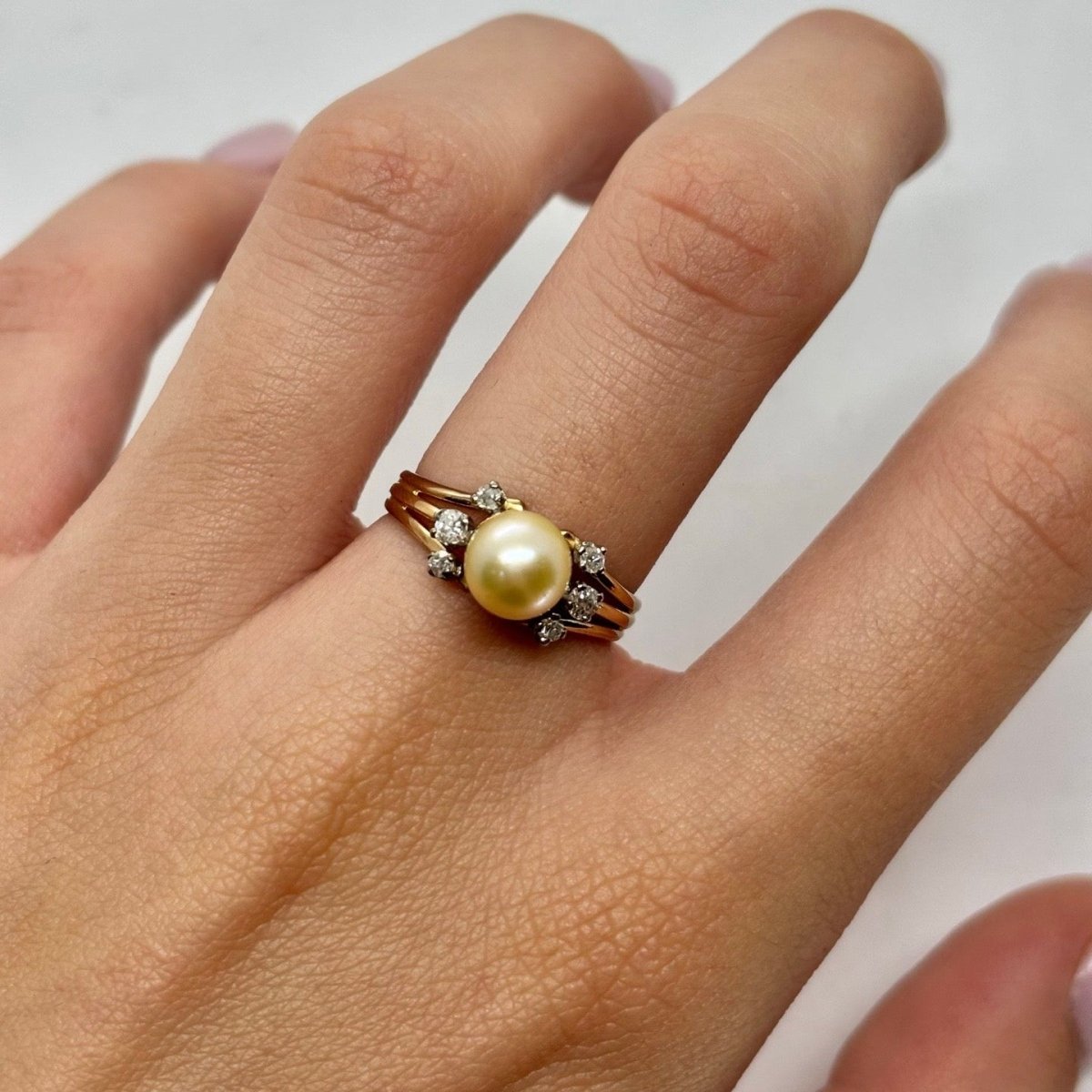 Bague en or jaune, perle, et diamants - Castafiore