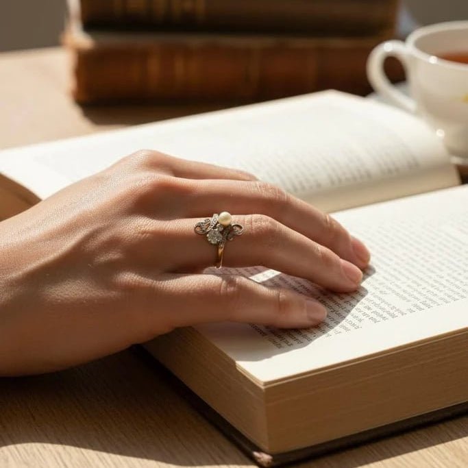 Bague en or jaune, perle et diamants - Castafiore