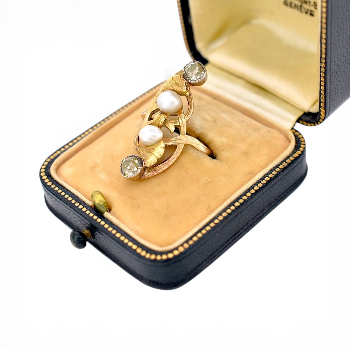 Bague en or jaune, perles et diamants - Castafiore
