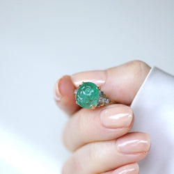 Bague en or jaune, platine, émeraude, et diamants - Castafiore