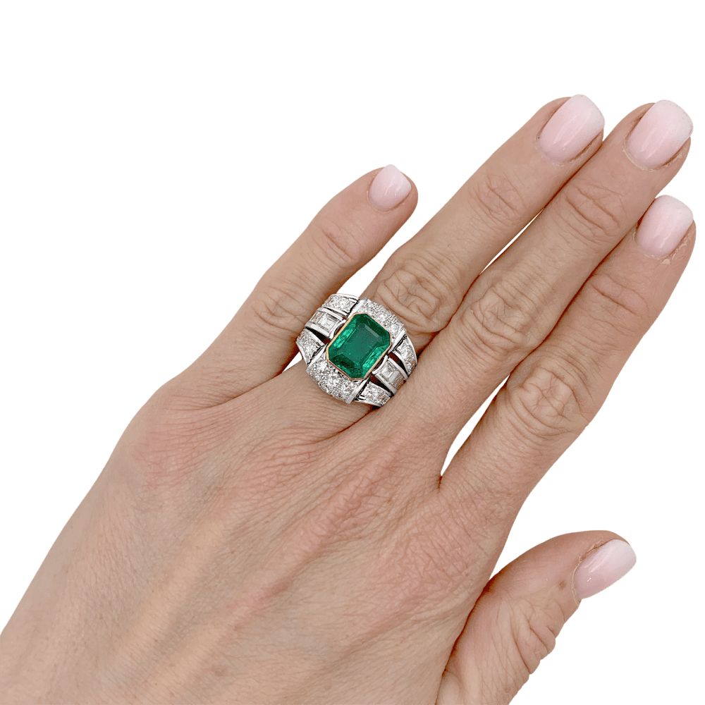 Ring emerald from Colombia, diamonds, paltinium, yellow gold.