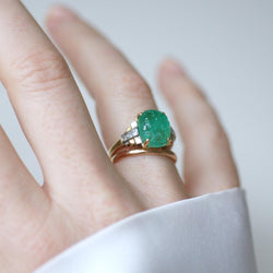 Bague en or jaune, platine, émeraude, et diamants - Castafiore