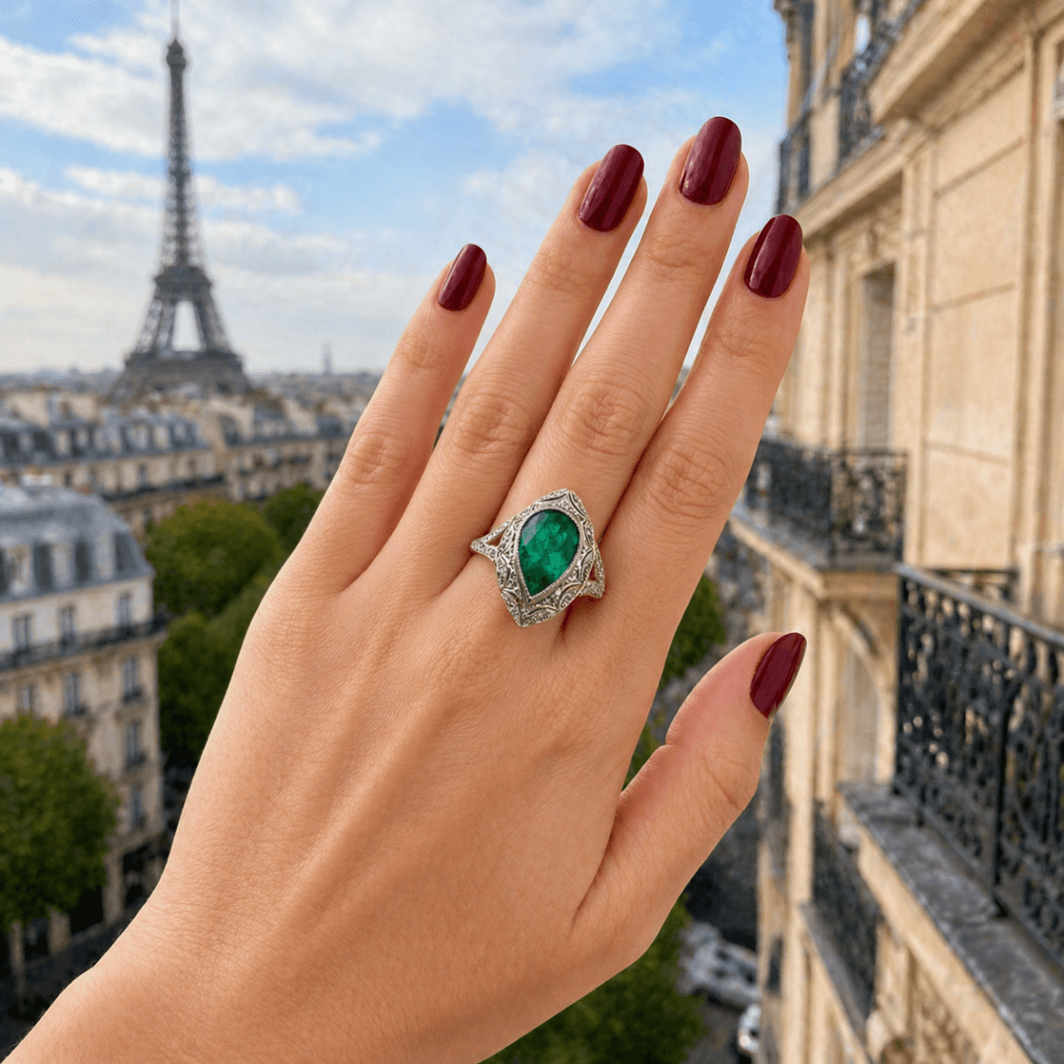 Bague en or jaune, platine, émeraude et diamants - Castafiore