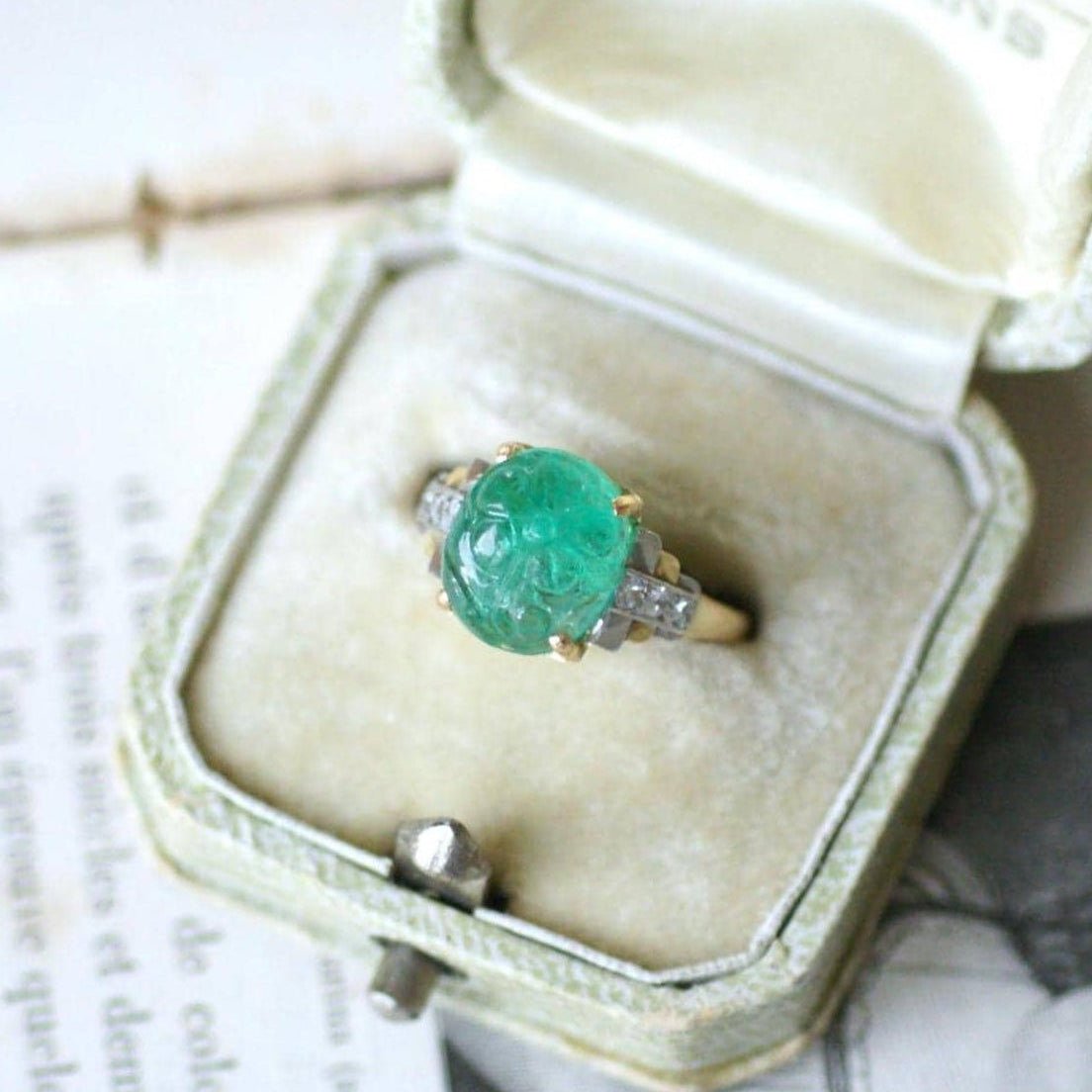 Bague en or jaune, platine, émeraude, et diamants - Castafiore