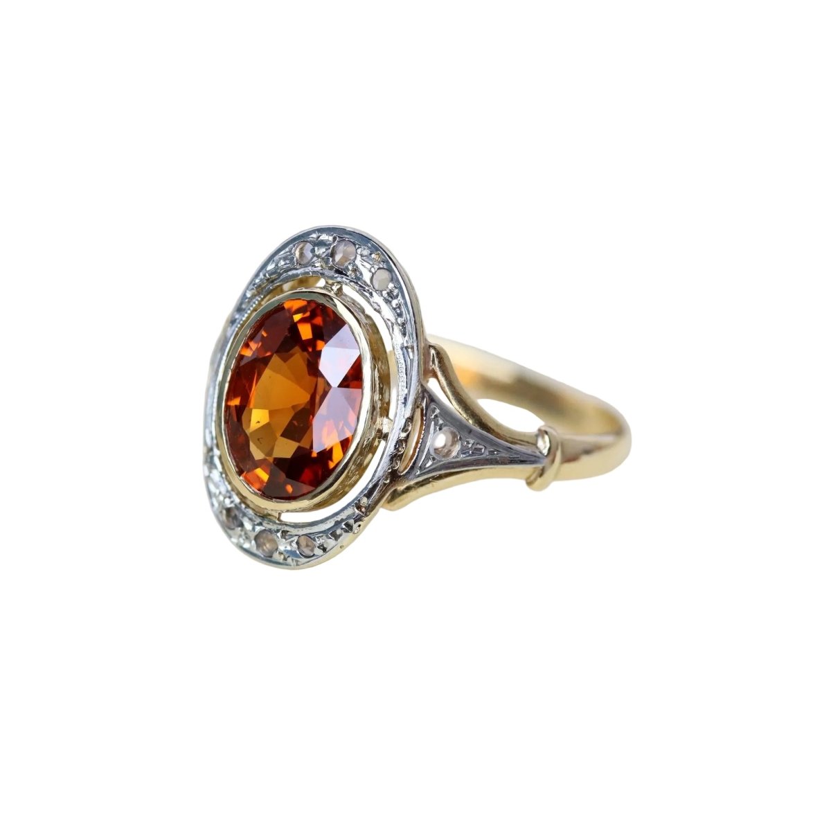Bague en or jaune, platine, grenat et diamants - Castafiore
