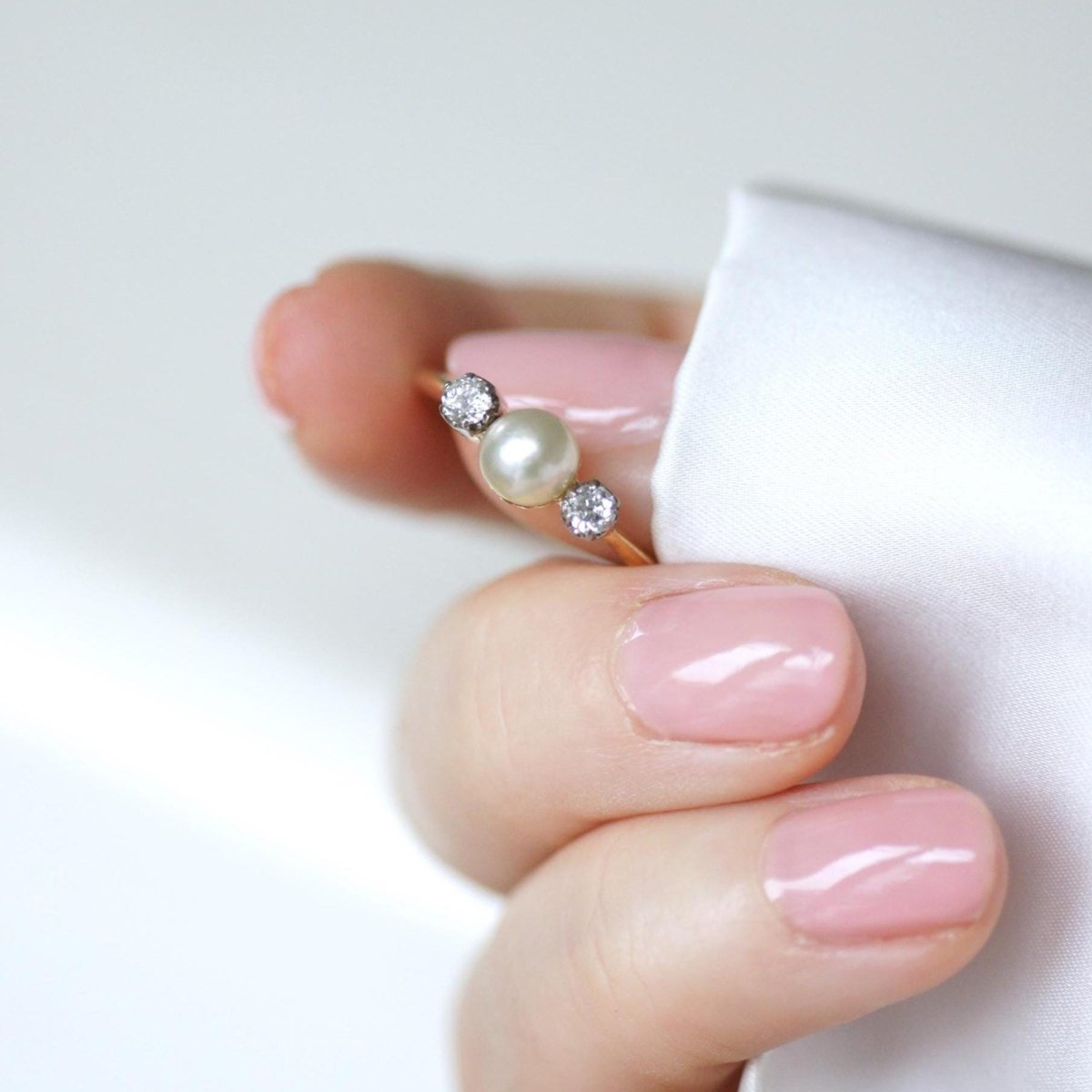 Bague en or jaune, platine, perle, et diamants - Castafiore