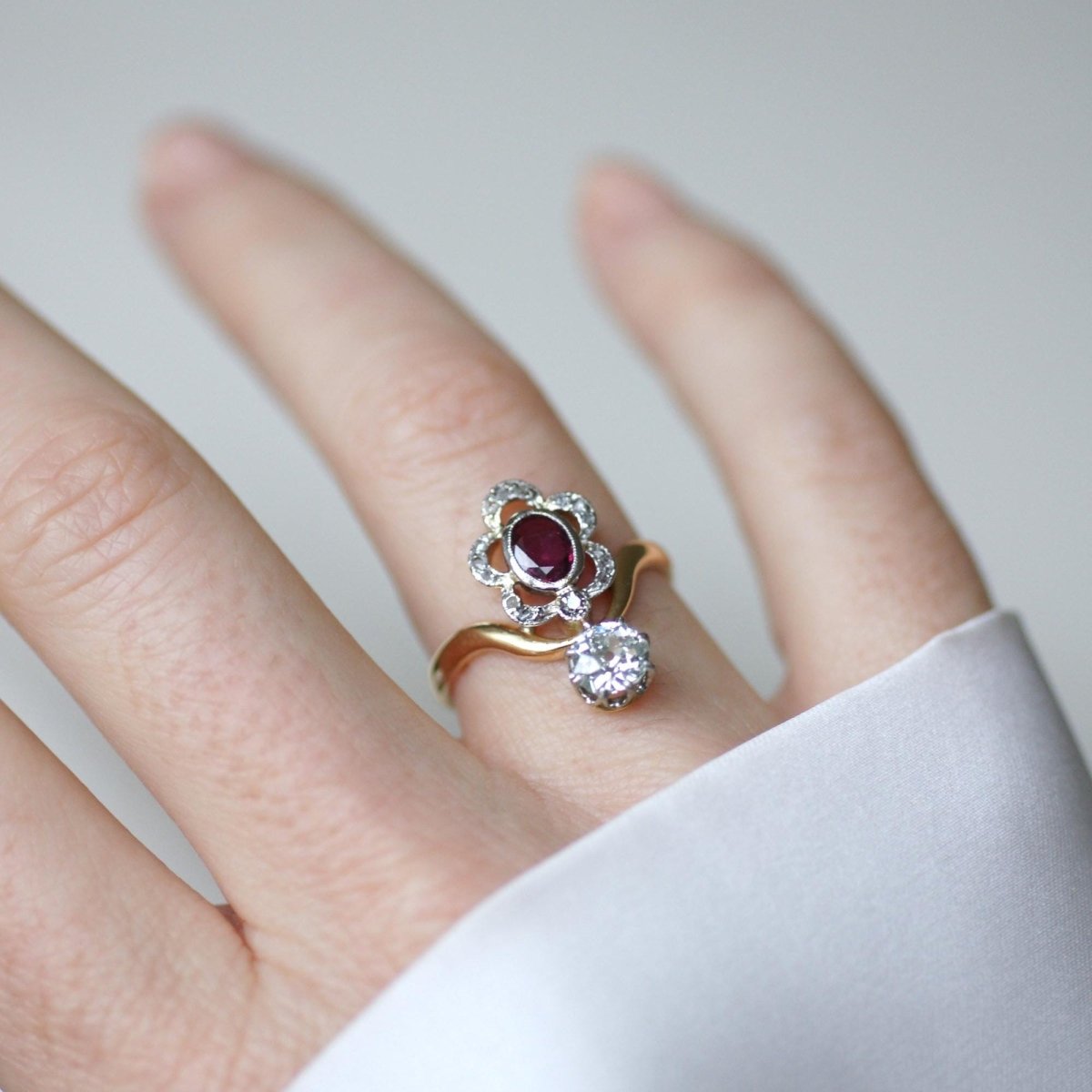 Bague en or jaune, platine, rubis, et diamants - Castafiore