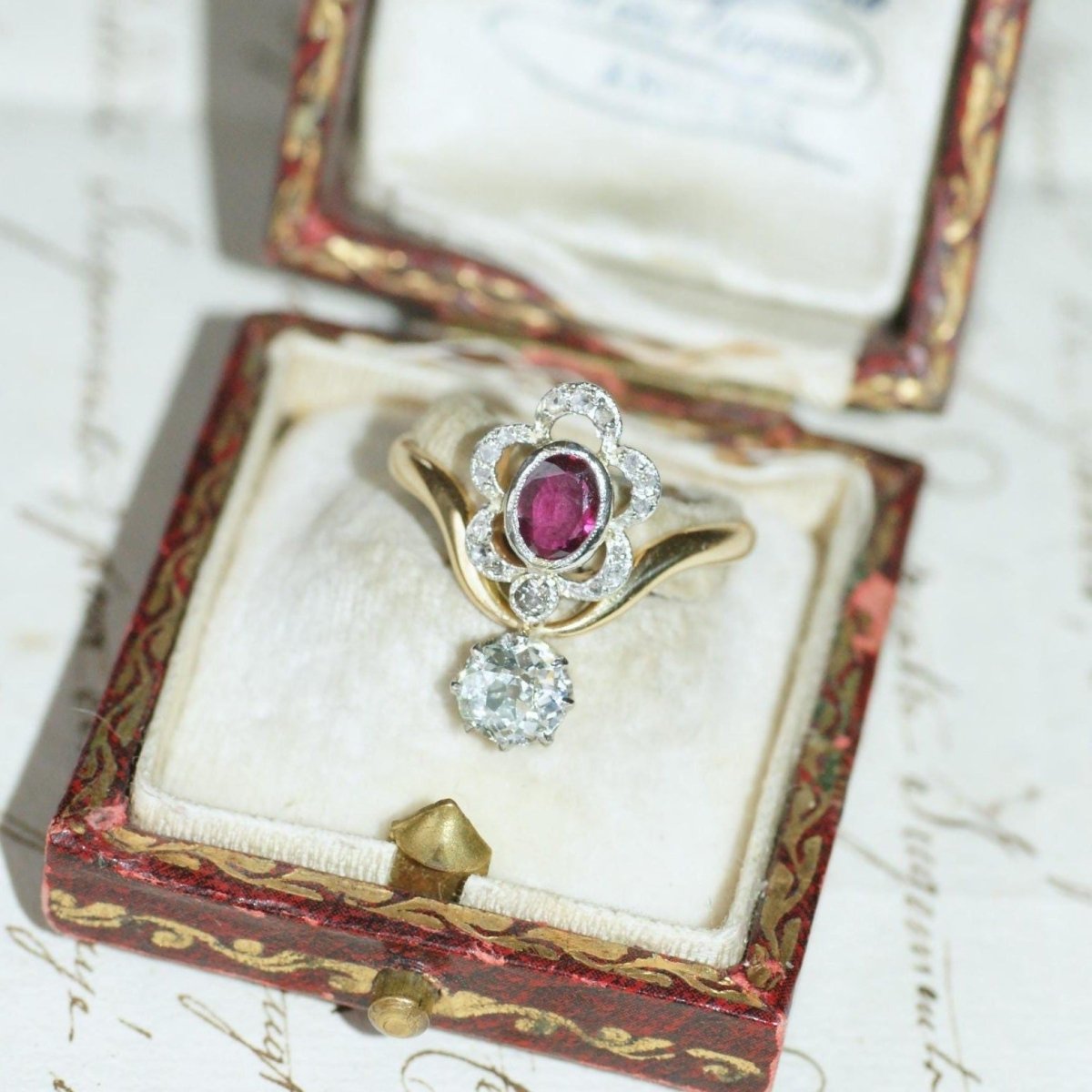 Bague en or jaune, platine, rubis, et diamants - Castafiore