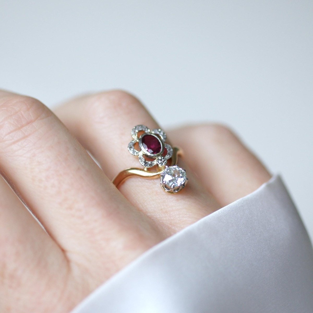 Bague en or jaune, platine, rubis, et diamants - Castafiore