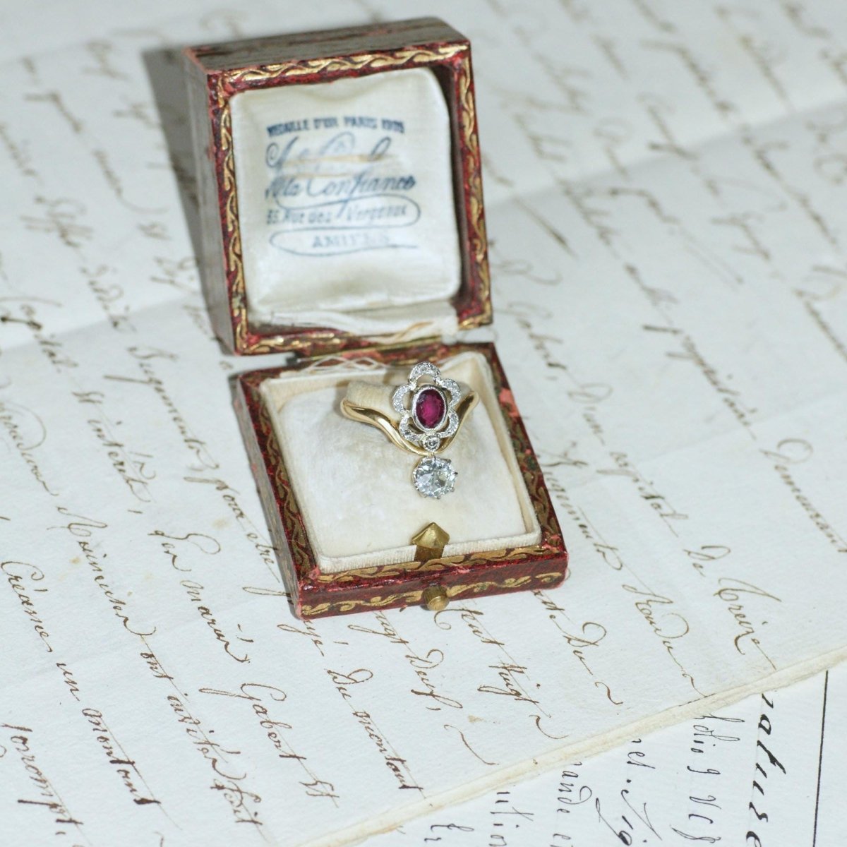 Bague en or jaune, platine, rubis, et diamants - Castafiore