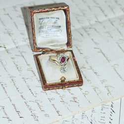 Bague en or jaune, platine, rubis, et diamants - Castafiore