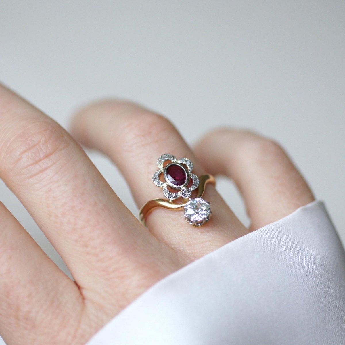 Bague en or jaune, platine, rubis, et diamants - Castafiore