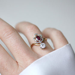 Bague en or jaune, platine, rubis, et diamants - Castafiore