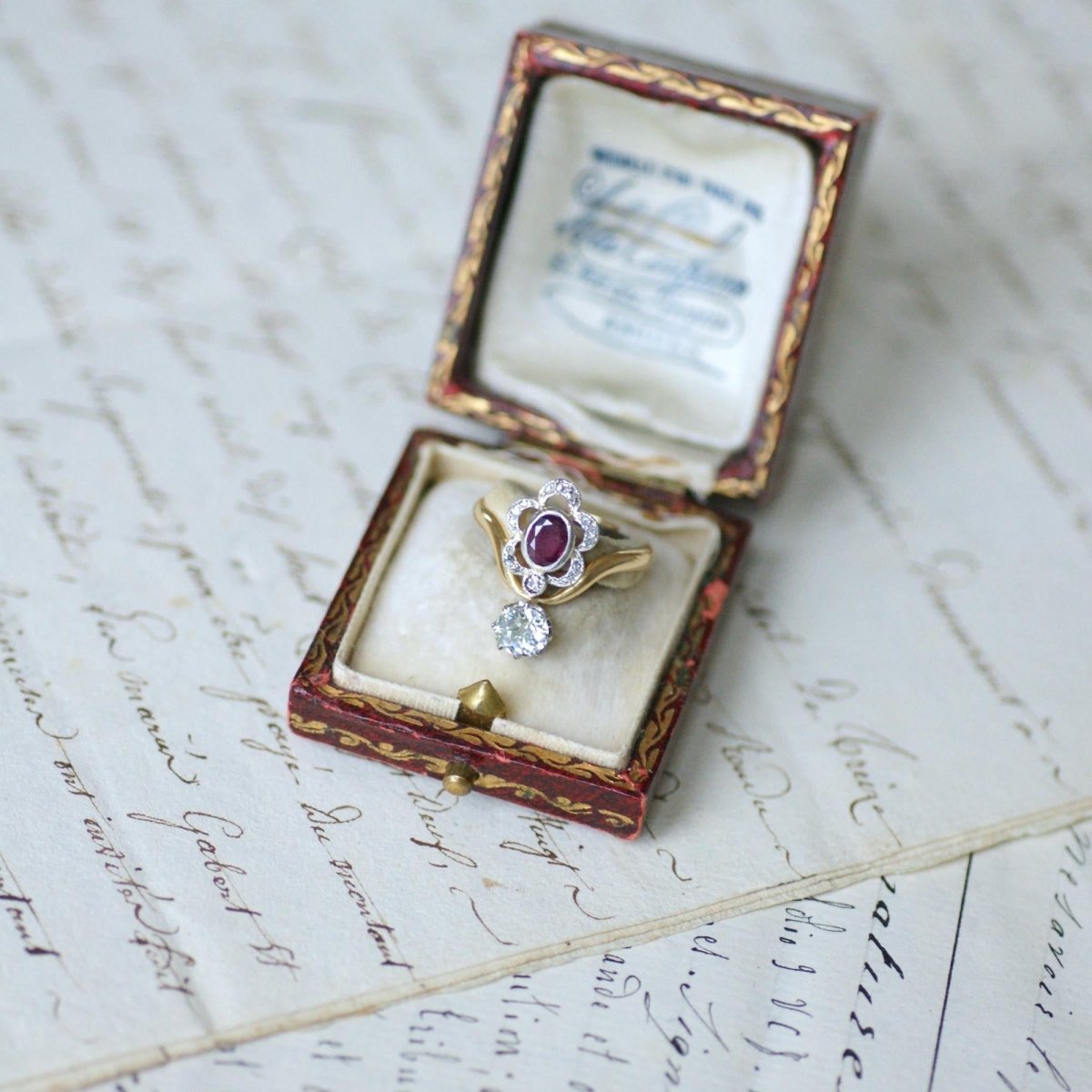 Bague en or jaune, platine, rubis, et diamants - Castafiore