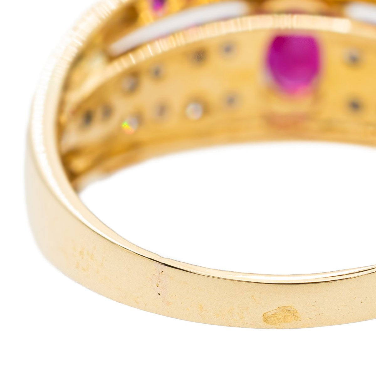 Bague en or jaune, rubis et diamant - Castafiore