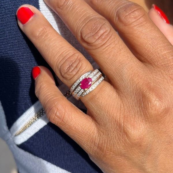 Bague en or jaune, rubis et diamants - Castafiore