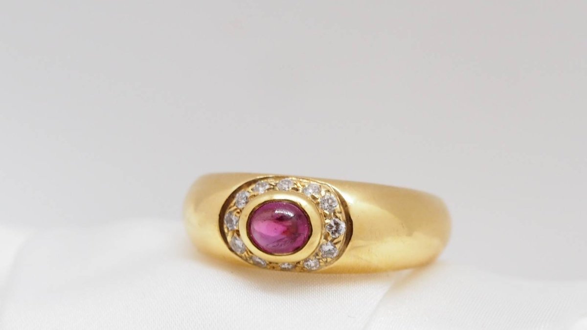 Bague en or jaune, rubis et diamants - Castafiore