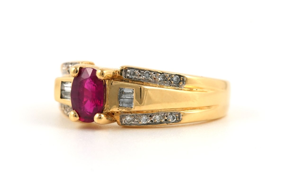 Bague en or jaune, rubis et diamants - Castafiore