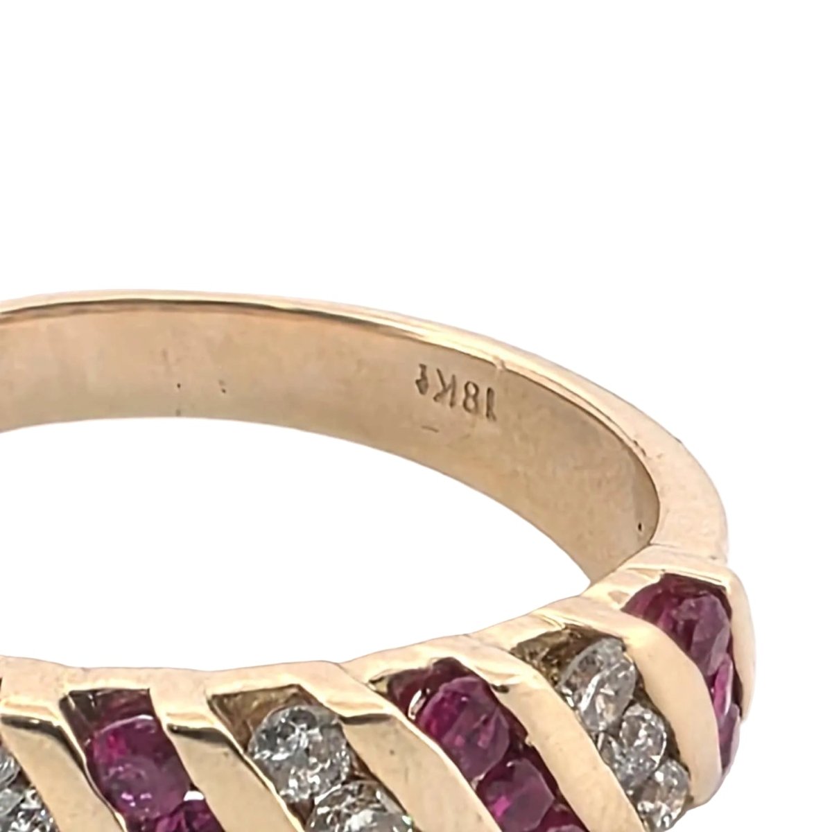 Bague en or jaune, rubis et diamants - Castafiore