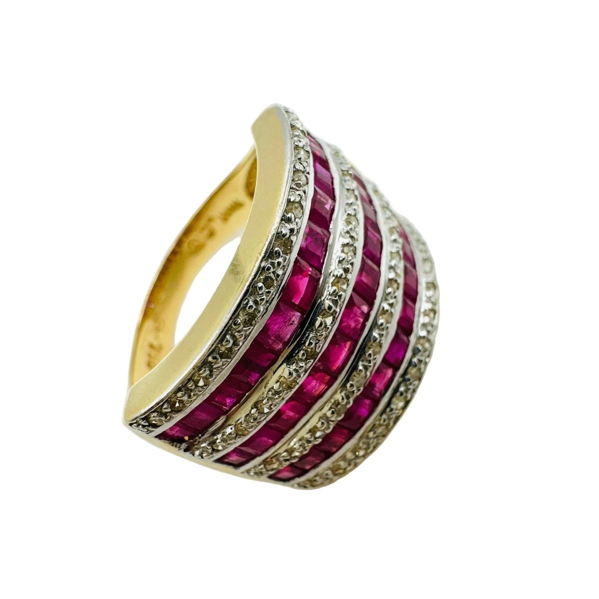 Bague en or jaune, rubis et diamants - Castafiore