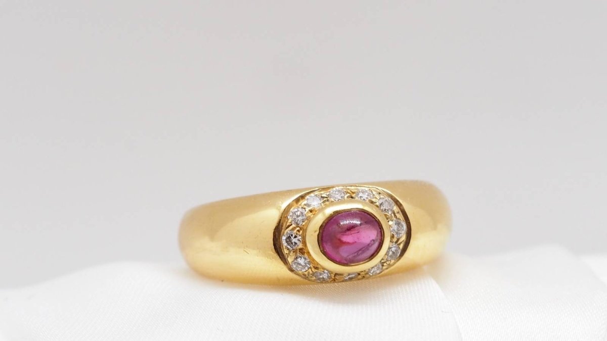 Bague en or jaune, rubis et diamants - Castafiore