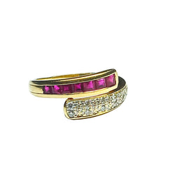 Bague en or jaune, rubis et diamants - Castafiore