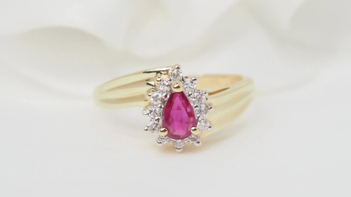 Bague en or jaune, rubis et diamants - Castafiore