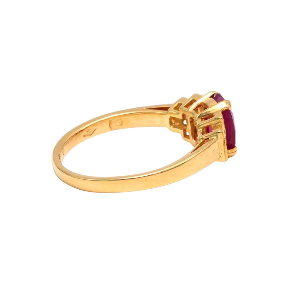 Bague en or jaune, rubis et diamants - Castafiore