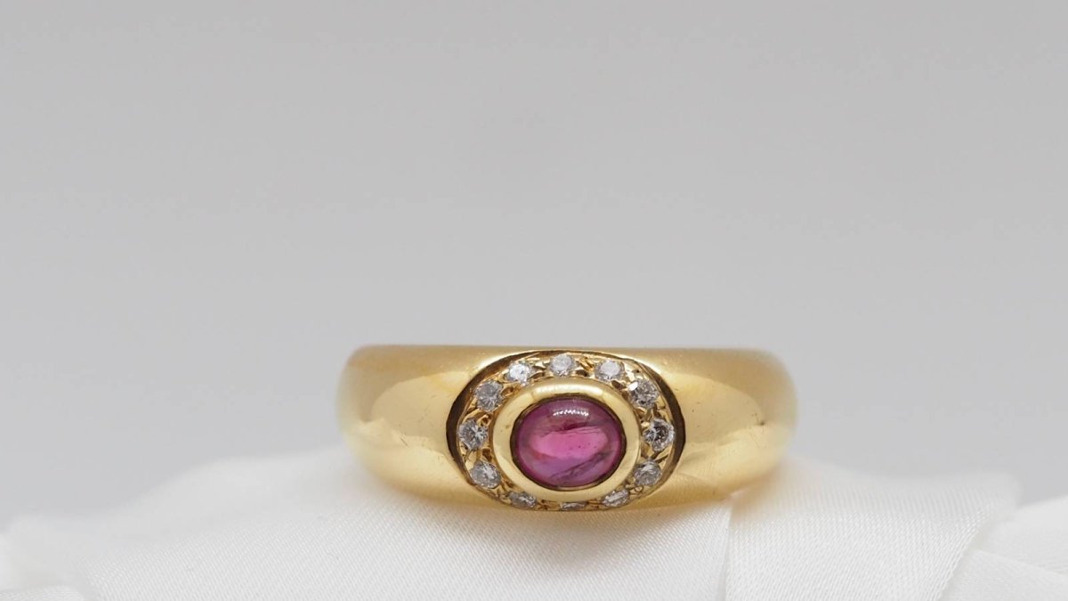 Bague en or jaune, rubis et diamants - Castafiore