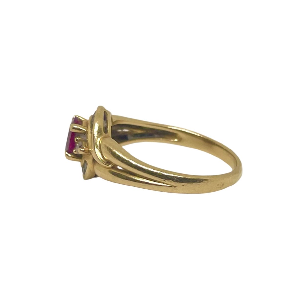 Bague en or jaune, rubis et diamants - Castafiore