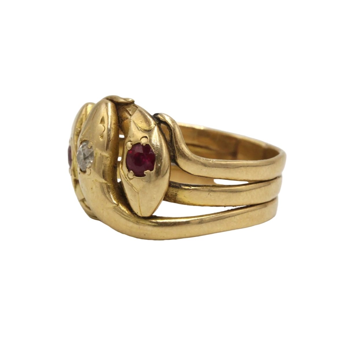 Bague en or jaune, rubis et diamants - Castafiore