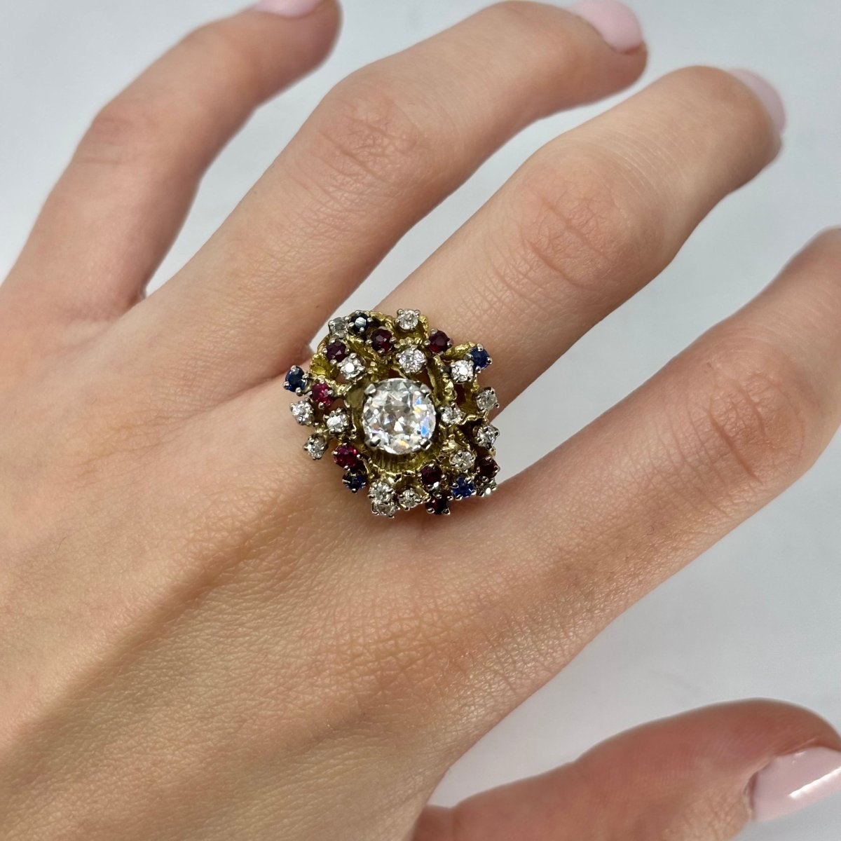 Bague en or jaune, rubis, saphirs et diamants - Castafiore
