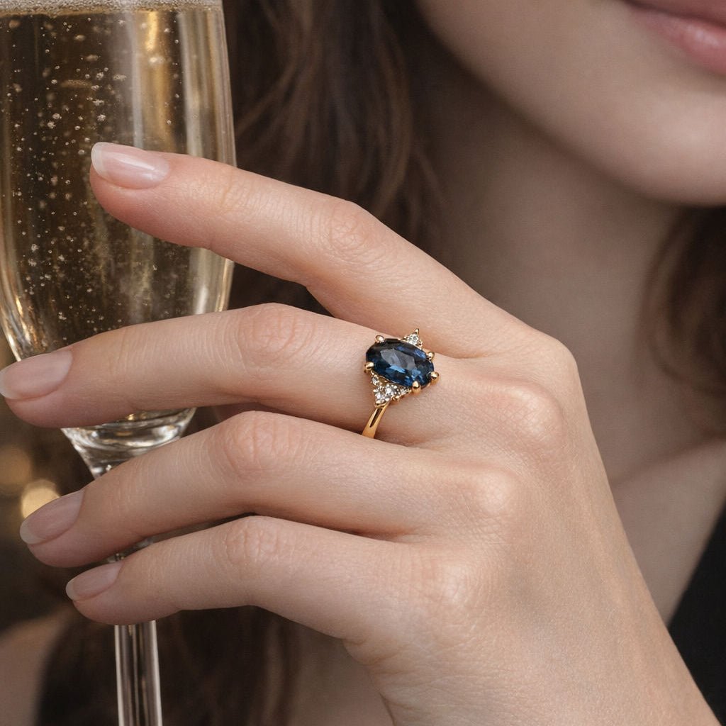 Bague en or jaune, saphir bleu, et diamants - Castafiore