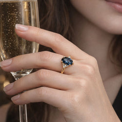 Bague en or jaune, saphir bleu, et diamants - Castafiore