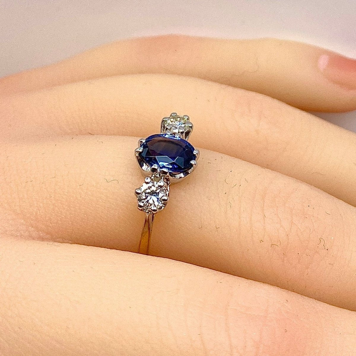 Bague en or jaune, saphir et diamants - Castafiore