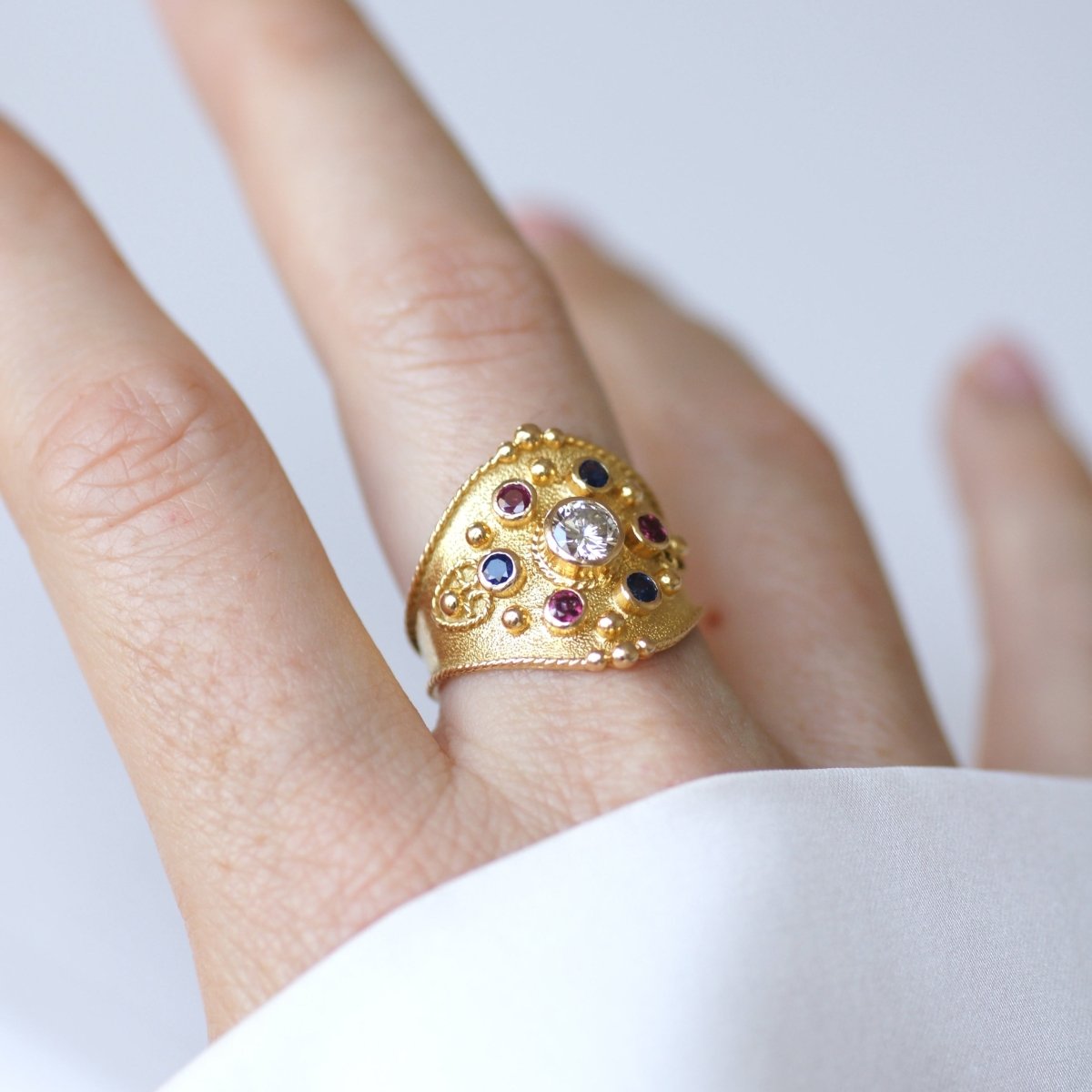 Bague en or jaune, saphir, rubis, et diamant - Castafiore